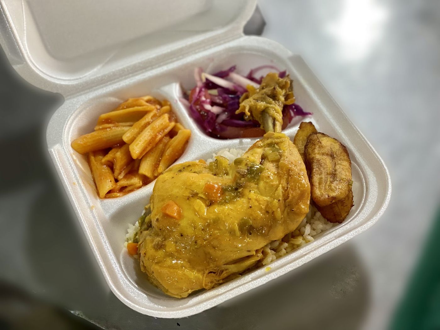 Pollo guisado con pasta — Restaurante La Mona