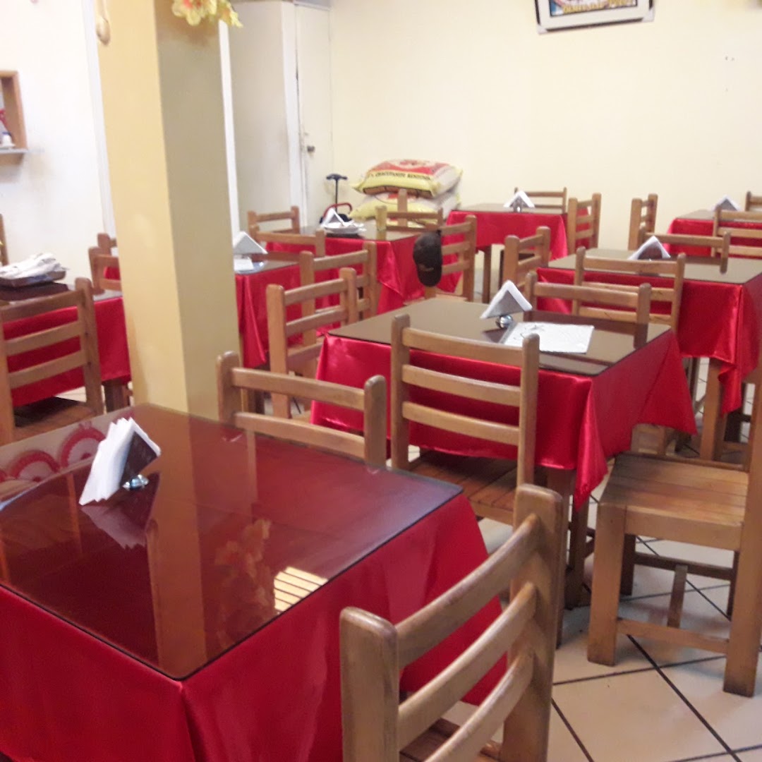 Salon con manteles rojos — Restaurante La Norteña