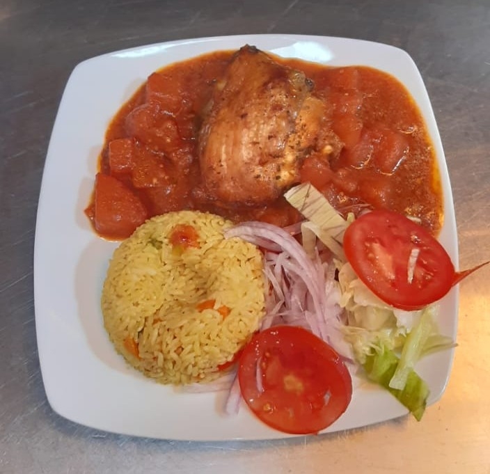 Pollo guisado con arroz, cebolla y tomate