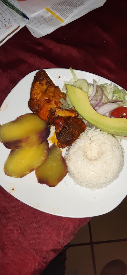 Pescado frito con platano — Restaurante La Norteña