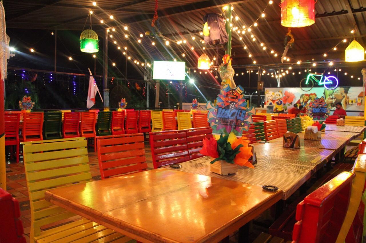Salón con luces y color — Restaurante la paila del rio