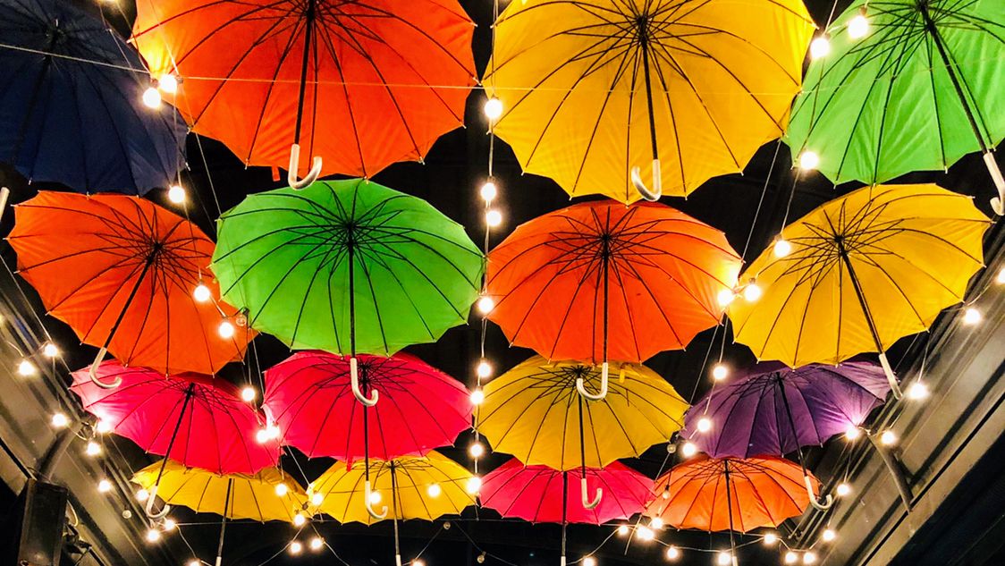 Techo de sombrillas de colores — Restaurante la paila del rio