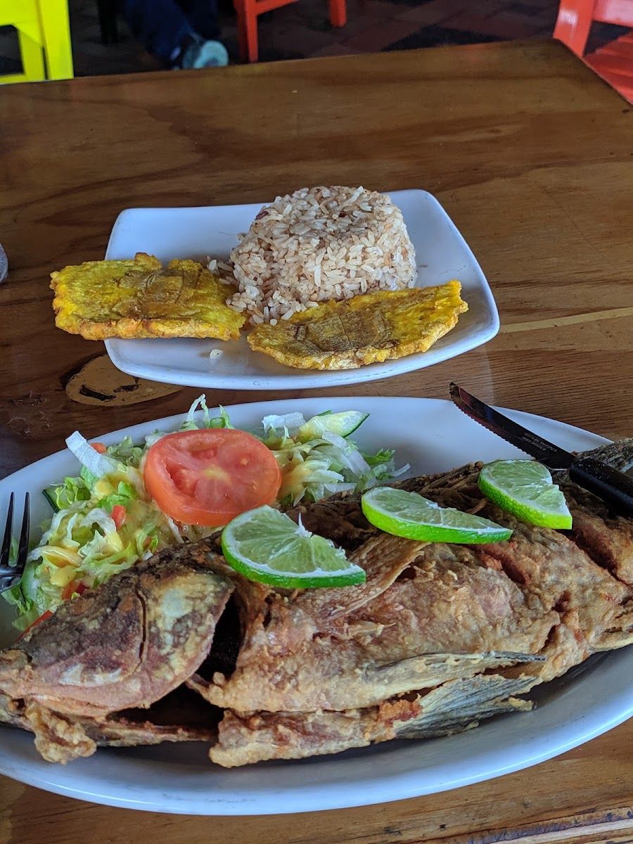 Pescado frito con patacón — Restaurante la paila del rio