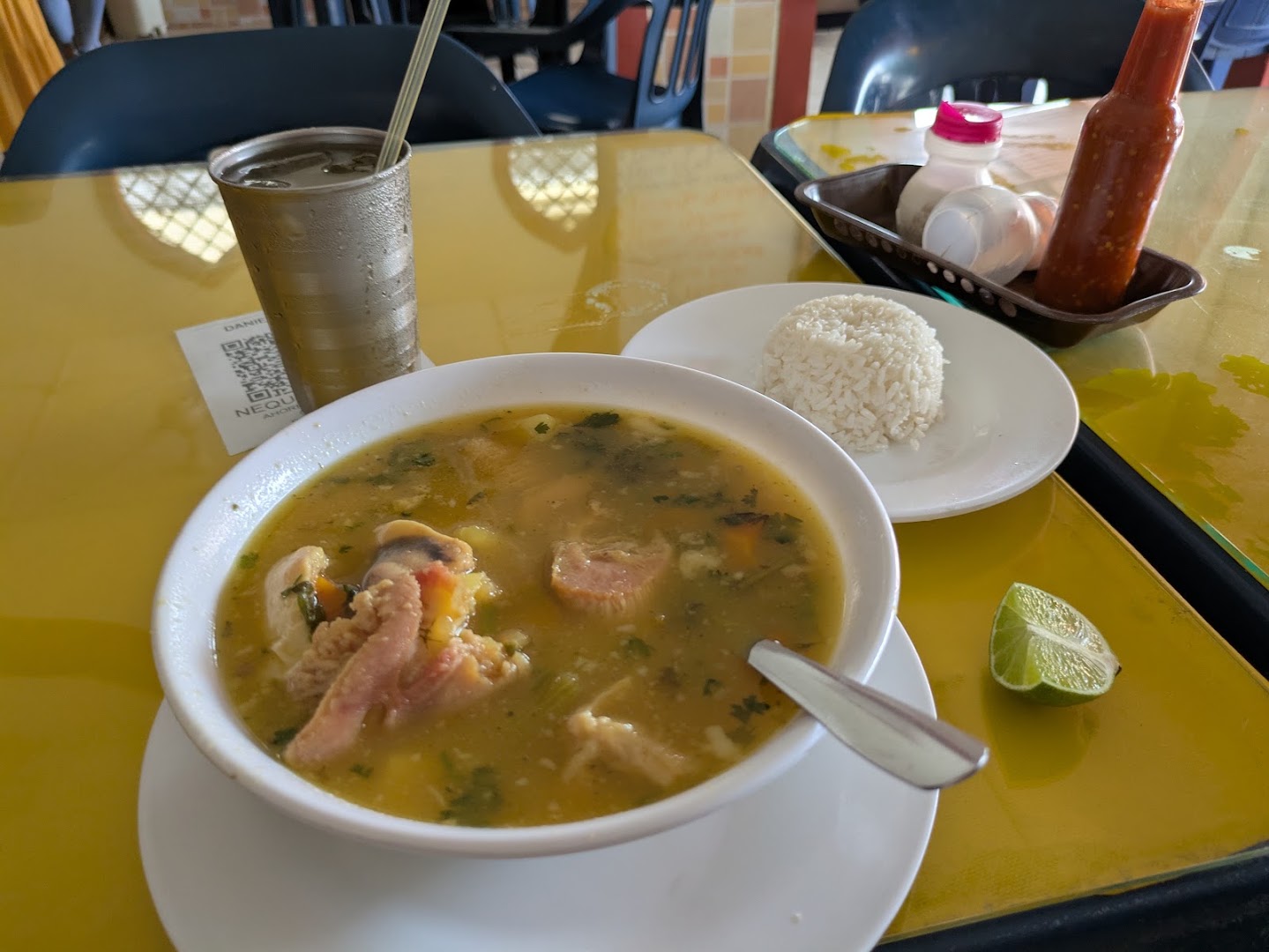 Sancocho con arroz y salchicha