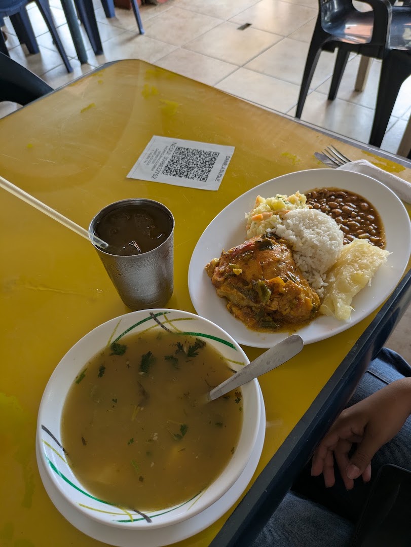 Sopa, arroz y carne — Restaurante Las Delicias