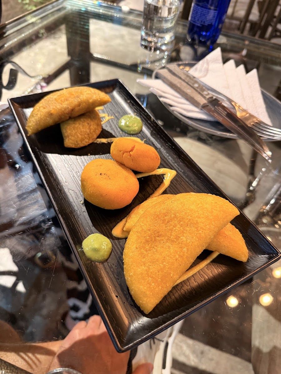 Empanadas y fritos — RESTAURANTE LEÑA QUITEÑA SAN MARCOS