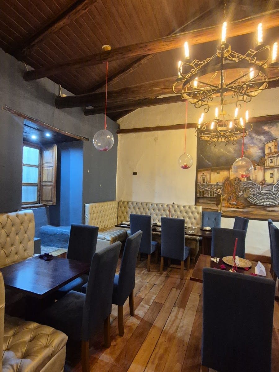 Salón con candelabros — RESTAURANTE LEÑA QUITEÑA SAN MARCOS