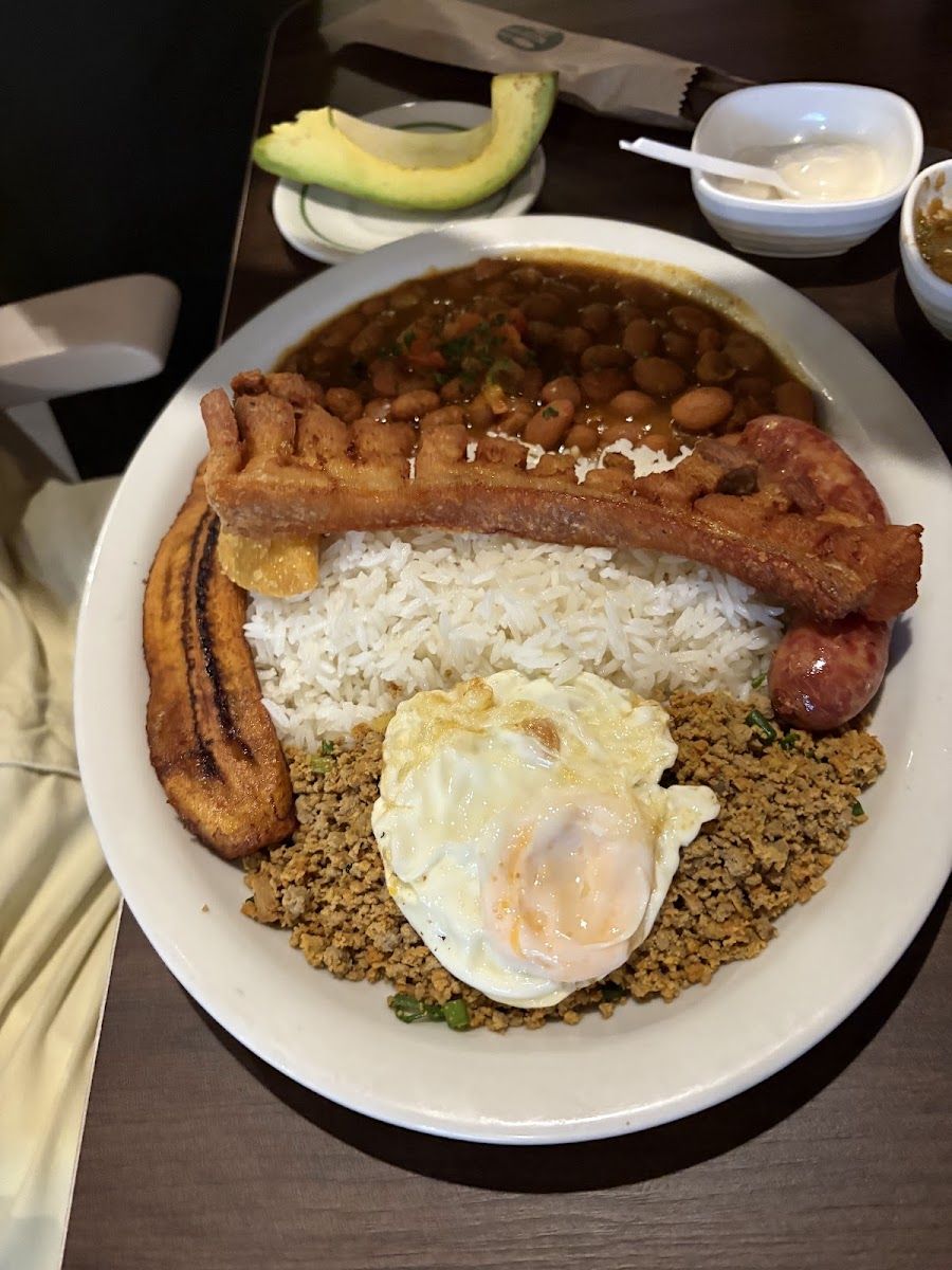 Bandeja paisa con huevo — Restaurante Los Helechos