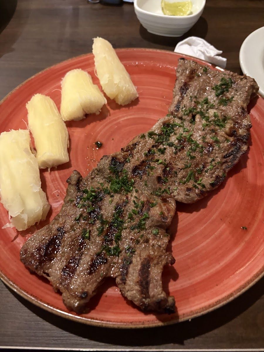 Carne asada con yuca — Restaurante Los Helechos