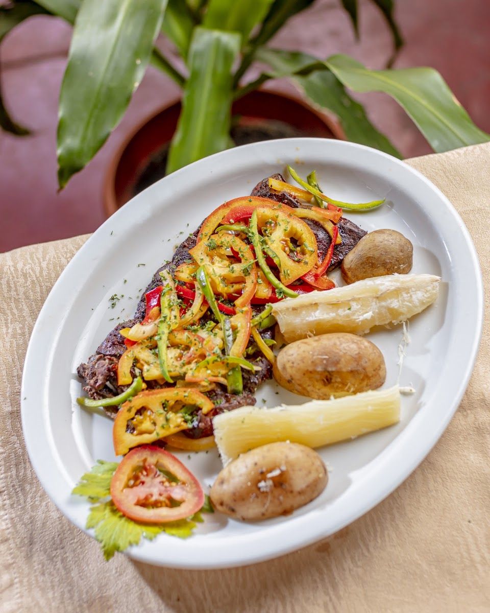 Pescado con vegetales — Restaurante Los Helechos