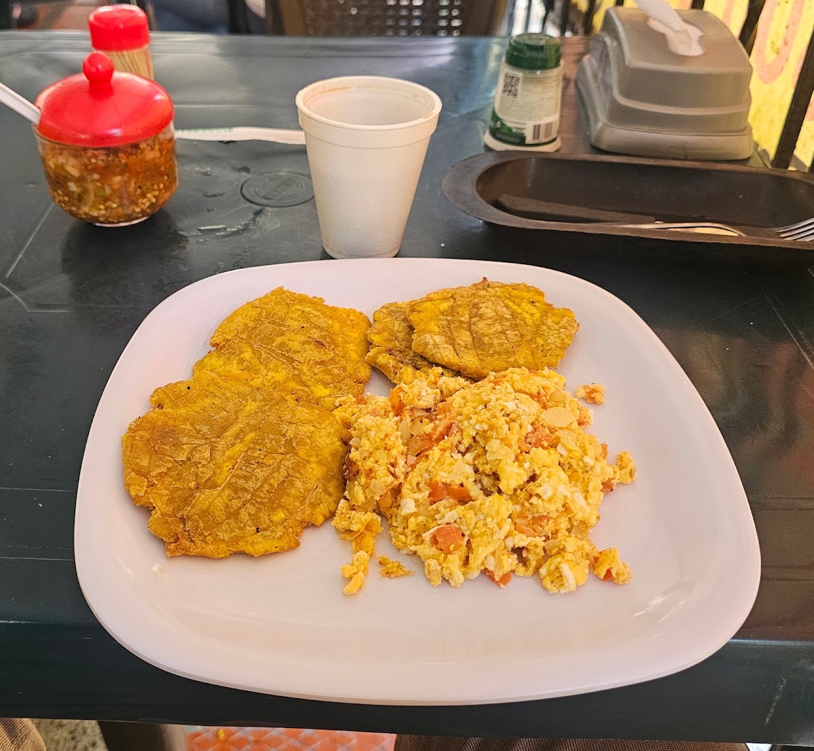 Patacones con huevo revuelto — Restaurante Los Recuerdos de Mi Tierra