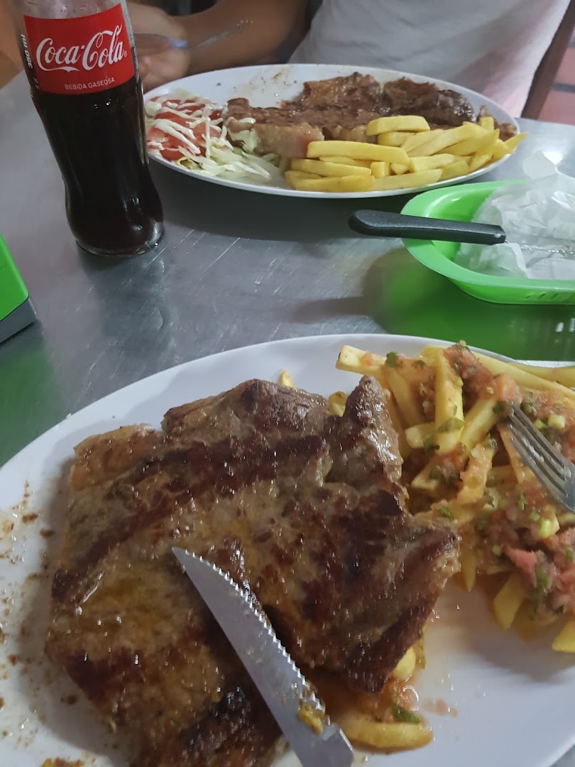 Plato de carne con papas fritas y arroz