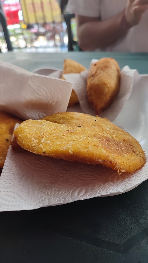 Patacones y empanadas fritas — Restaurante Los Recuerdos de Mi Tierra