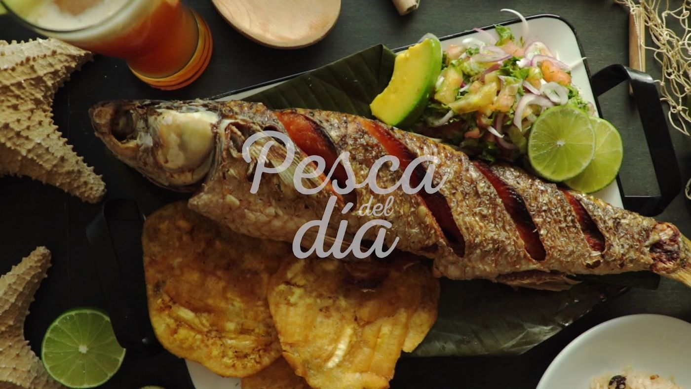 Pescado asado con patacones — Restaurante Mar Azul