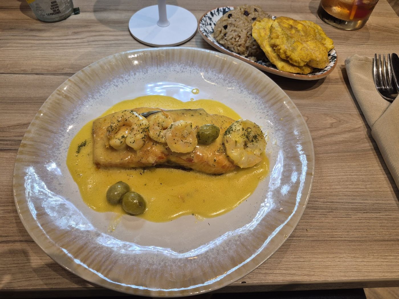Pescado en salsa con aceitunas — Restaurante Mar Azul