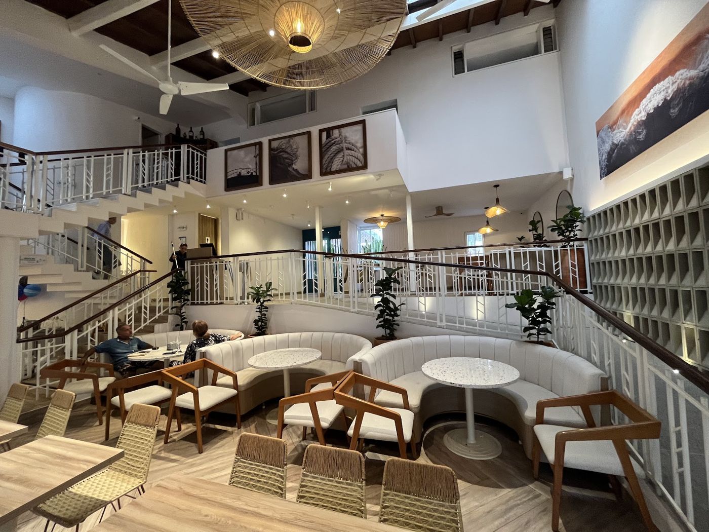 Salón blanco y luminoso — Restaurante Mar Azul