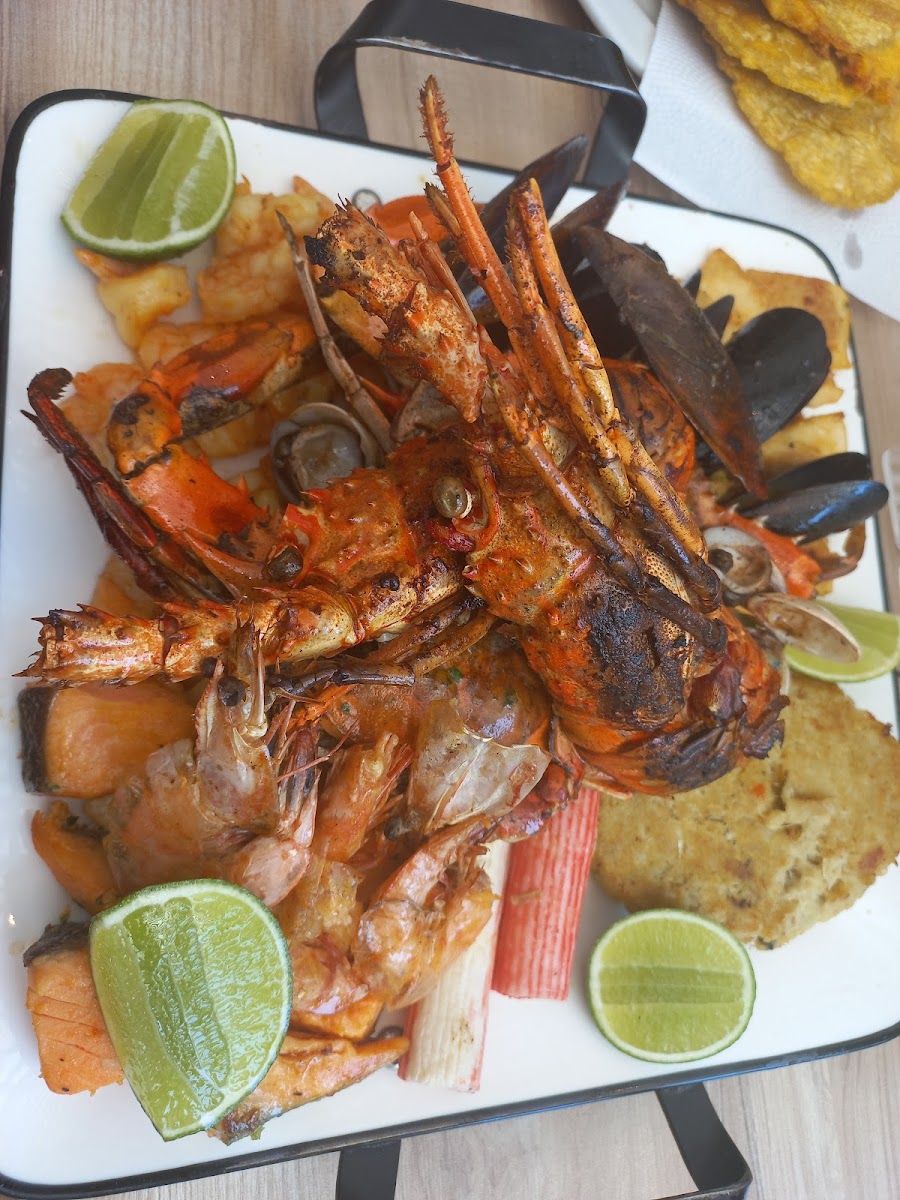 Mariscada con patacones — Restaurante Mar Azul
