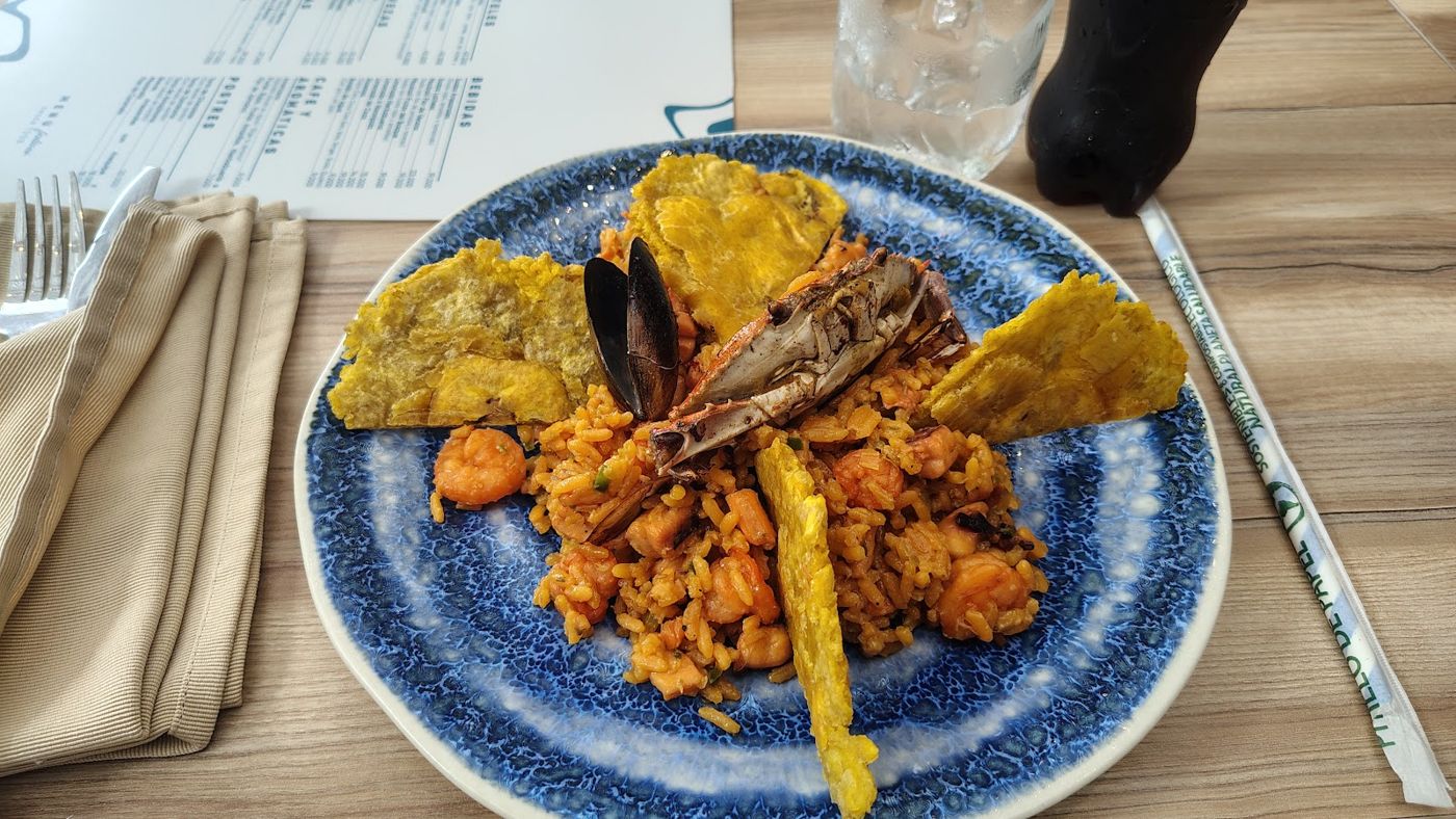 Arroz con mariscos y patacón — Restaurante Mar Azul