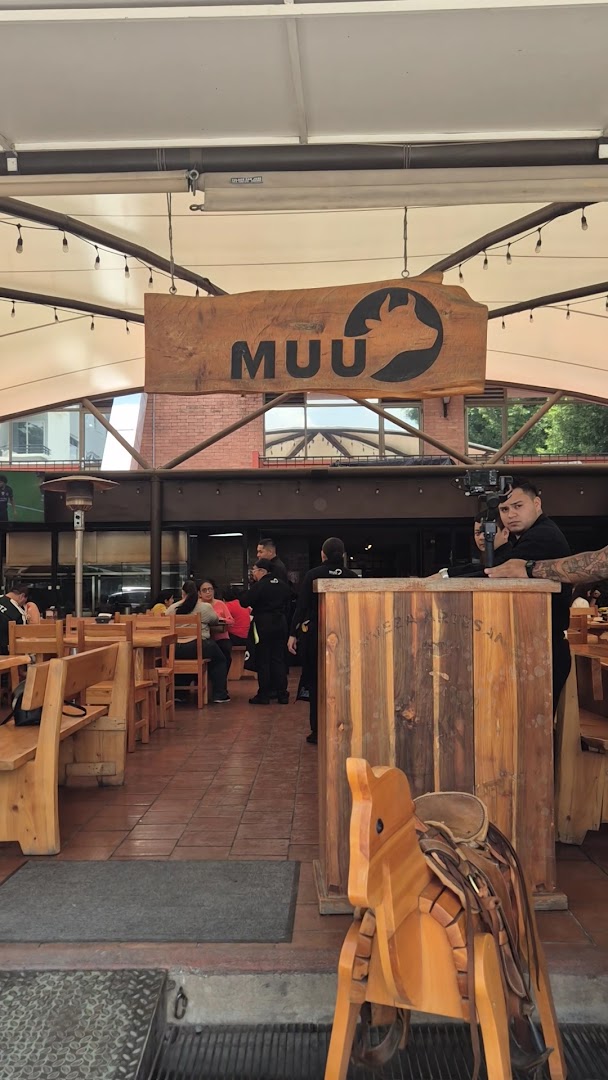 Entrada con letrero MUU — Restaurante MUU