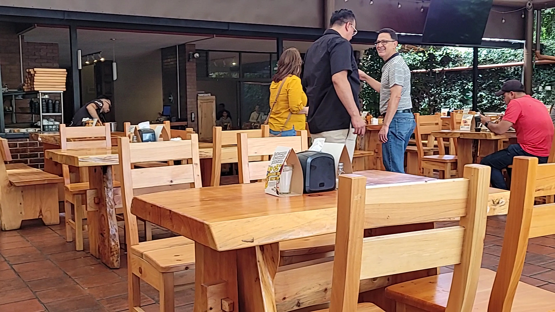 Comedor con mesas de madera — Restaurante MUU