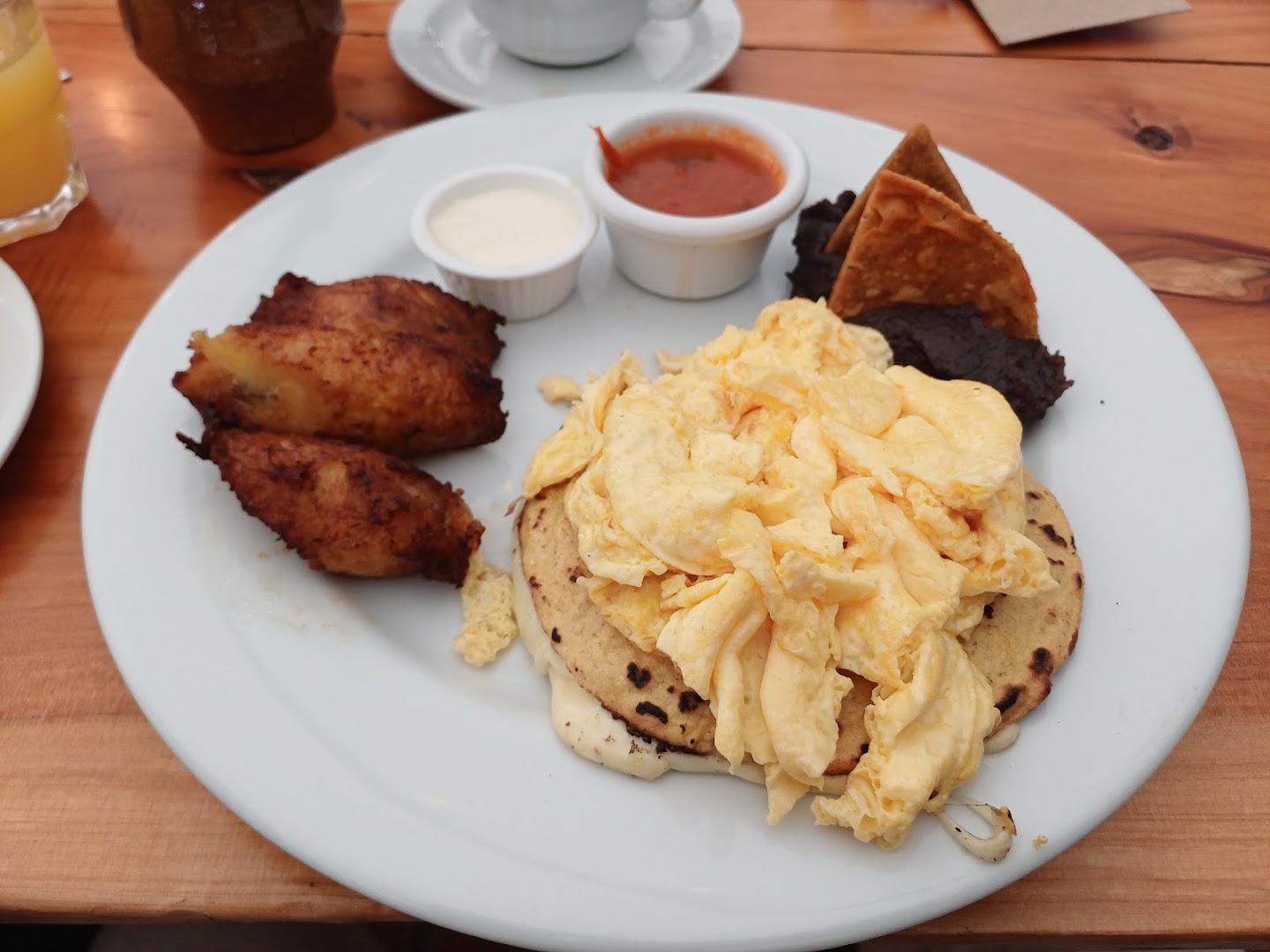 Plato de desayuno con tostadas y acompañamientos