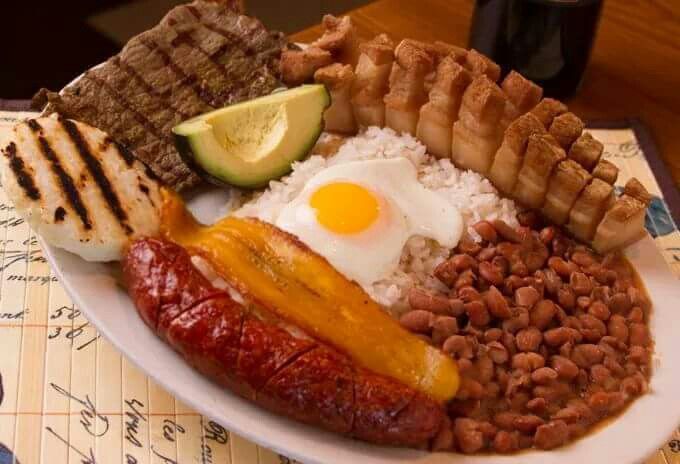 Bandeja típica con carne, chorizo, huevo, arepa y frijoles