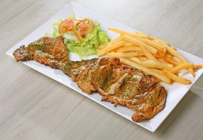 Chuletas con papas fritas — Restaurante Myriam. Tipico colombiano