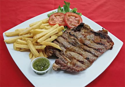 T-bone con papas y chimichurri — Restaurante Myriam. Tipico colombiano