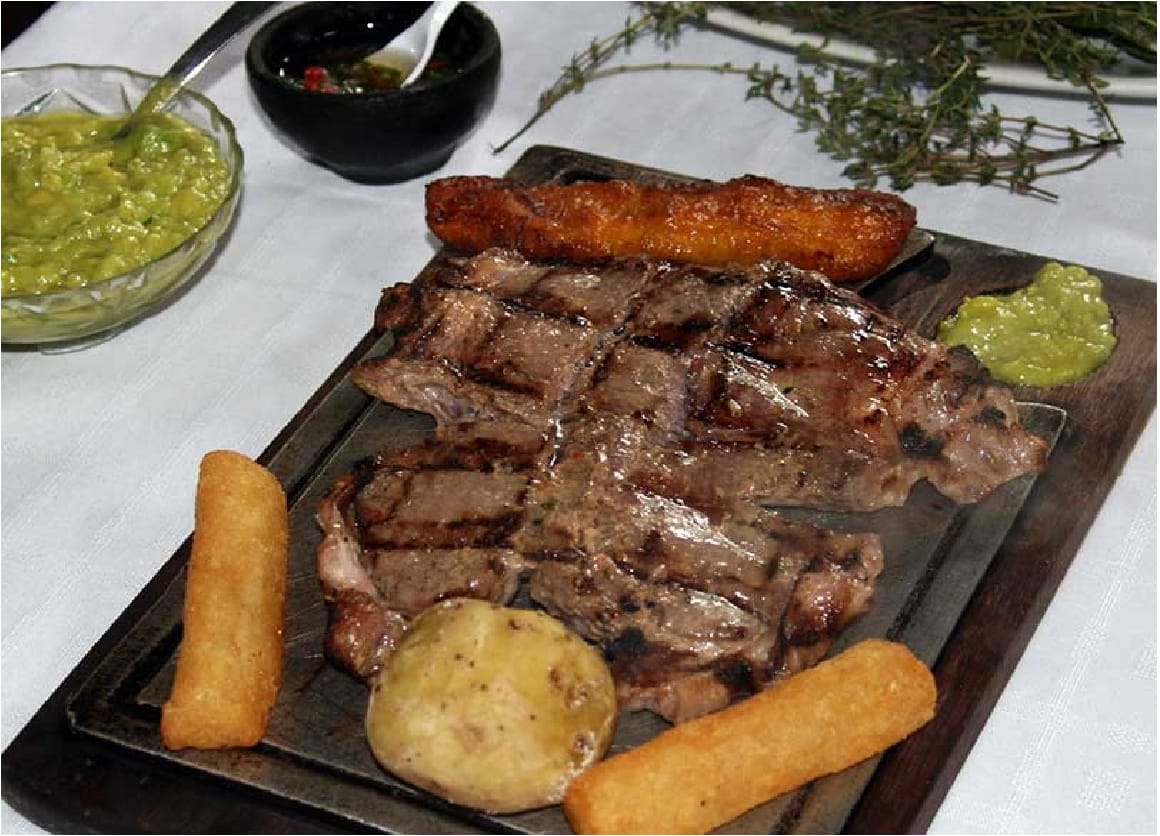 Carne con morcilla y guacamole — Restaurante Myriam. Tipico colombiano