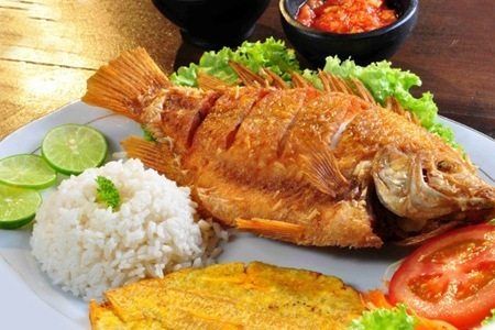 Mojarra frita con arroz y plátano — Restaurante Myriam. Tipico colombiano