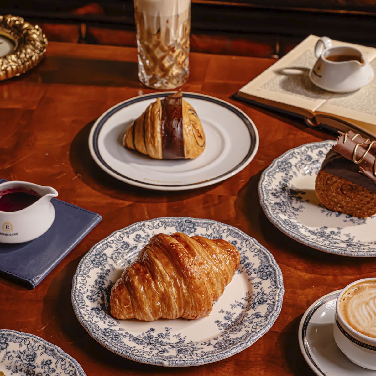Croissants y café — Restaurante Republicano