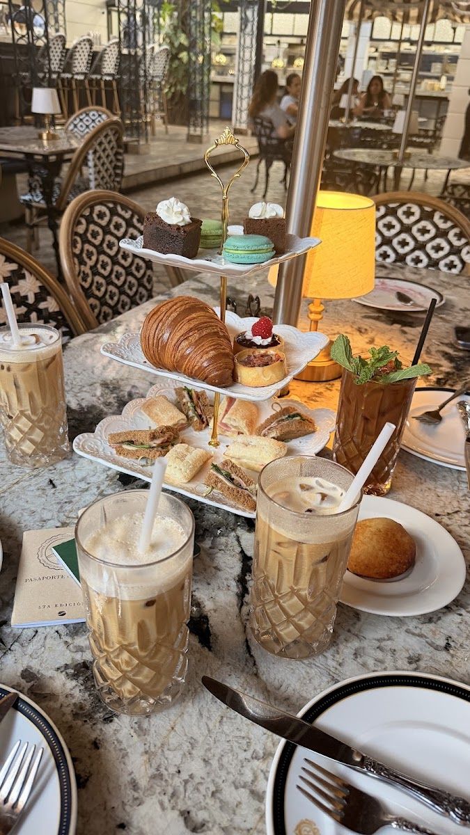 Torre de dulces y bebidas — Restaurante Republicano