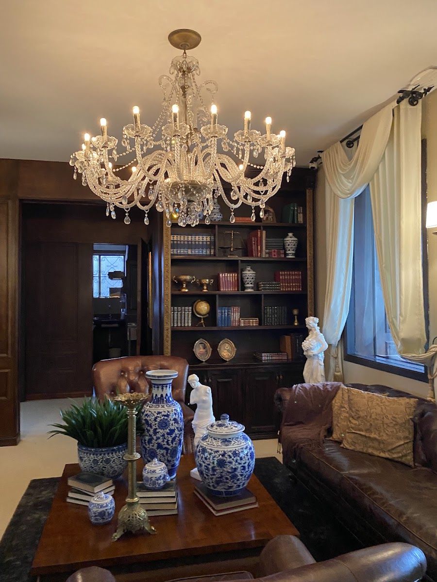 Salón con candelabro — Restaurante Republicano
