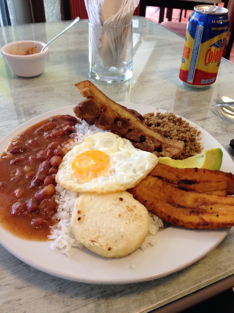 Bandeja paisa con huevo, chicharrón y frijoles