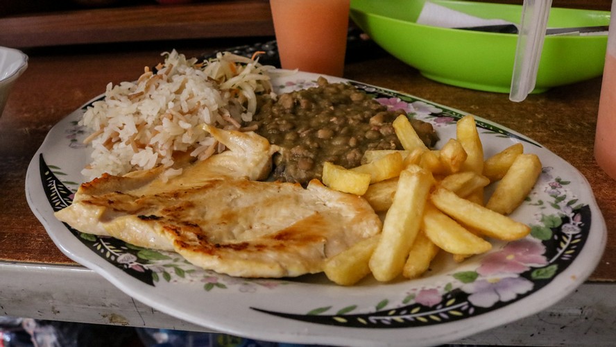 Pollo con arroz y papas — Restaurante Rincon Colonial