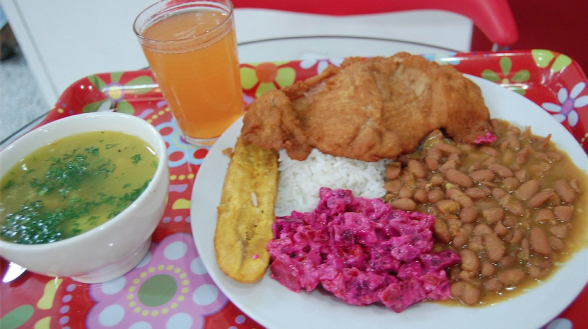 Plato con sopa y jugo en Restaurante Rincon Colonial