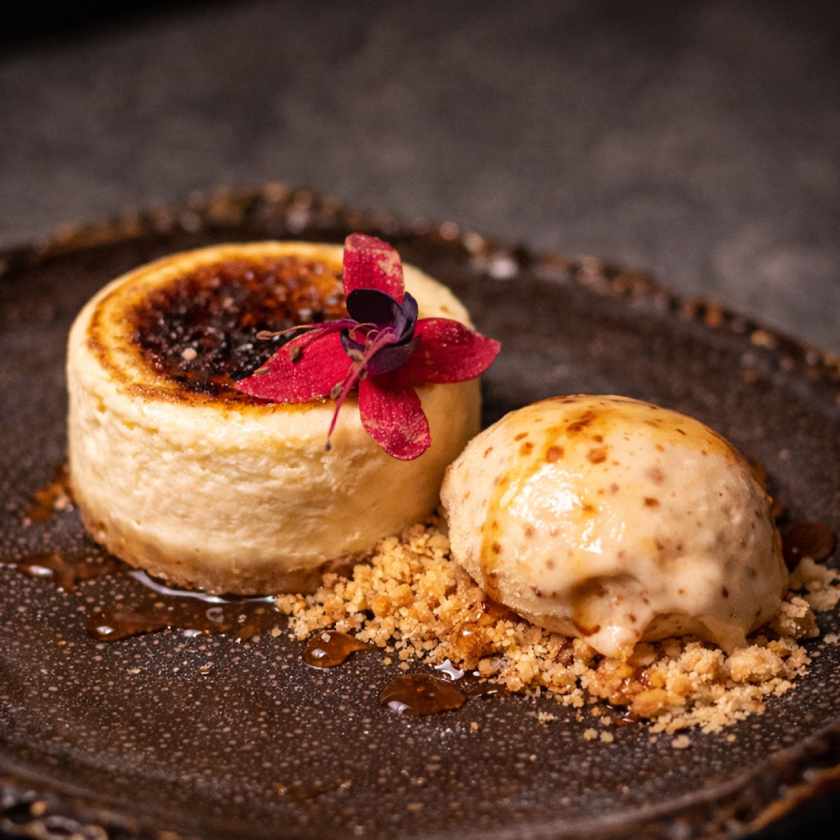 Postre con helado — Restaurante Rojo Madrid