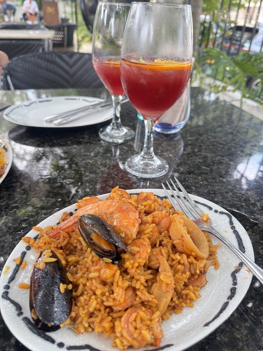 Paella de mariscos y copas — Restaurante Rojo Madrid