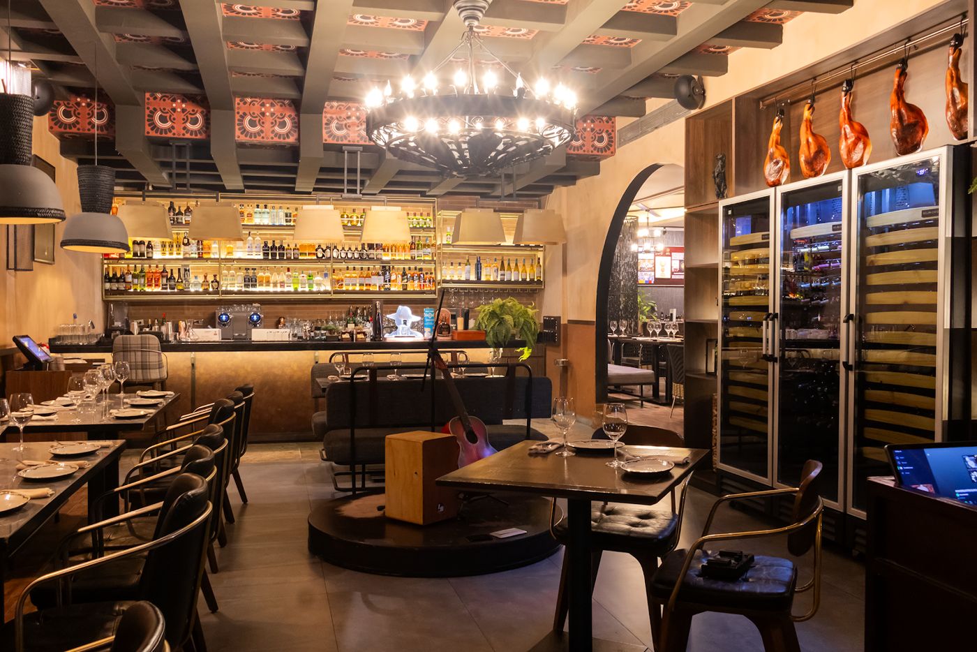 Salón y vinoteca — Restaurante Rojo Madrid