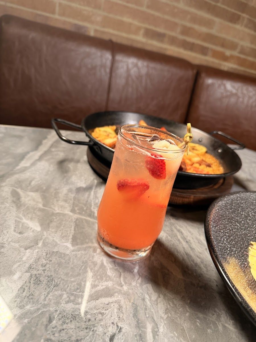 Cóctel y paella — Restaurante Rojo Madrid