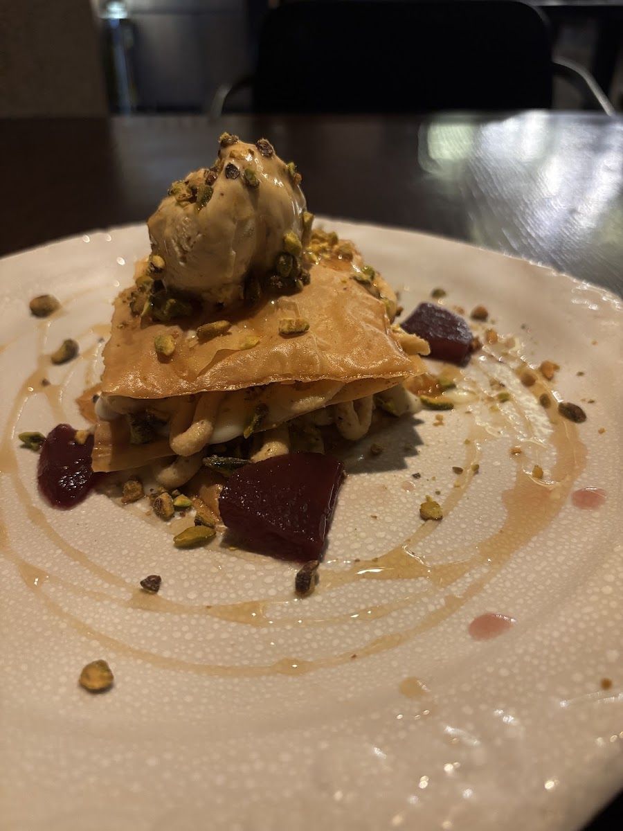 Postre con pistacho — Restaurante Rojo Madrid