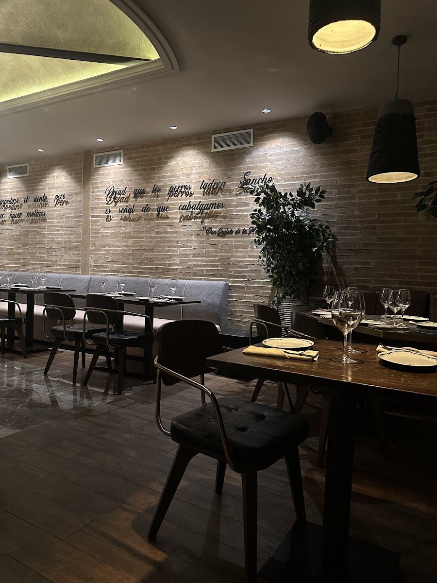 Salón con luz cálida — Restaurante Rojo Madrid