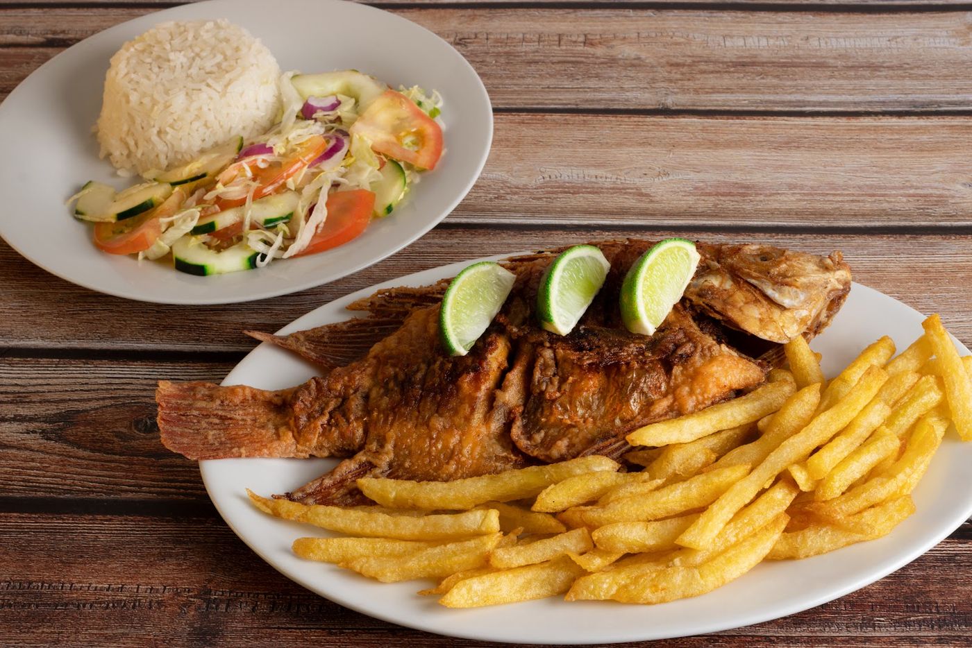 Mojarra frita con papas — Restaurante sabor y sazón