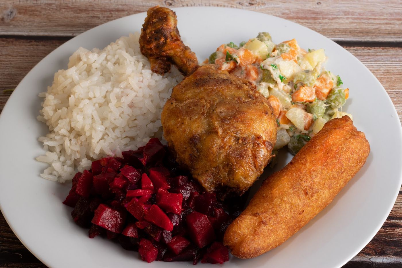 Pollo, arroz y remolacha — Restaurante sabor y sazón