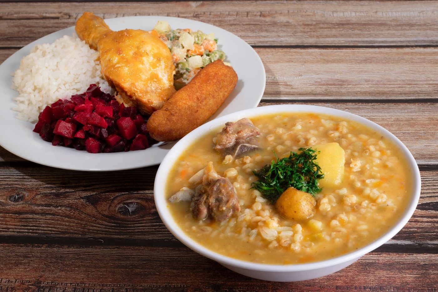 Sopa casera humeante — Restaurante sabor y sazón