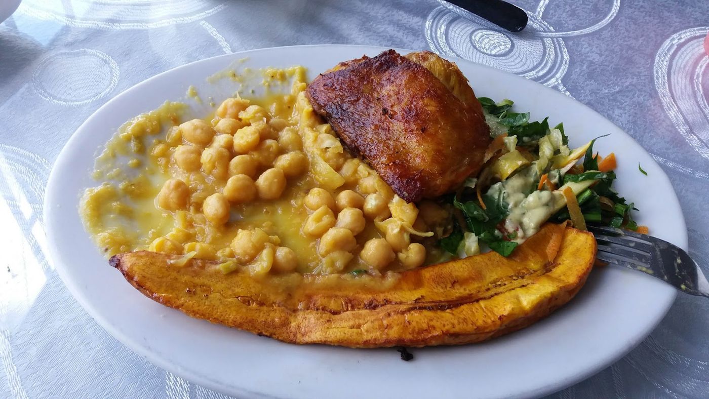 Garbanzos, pollo y maduro — Restaurante sabor y sazón