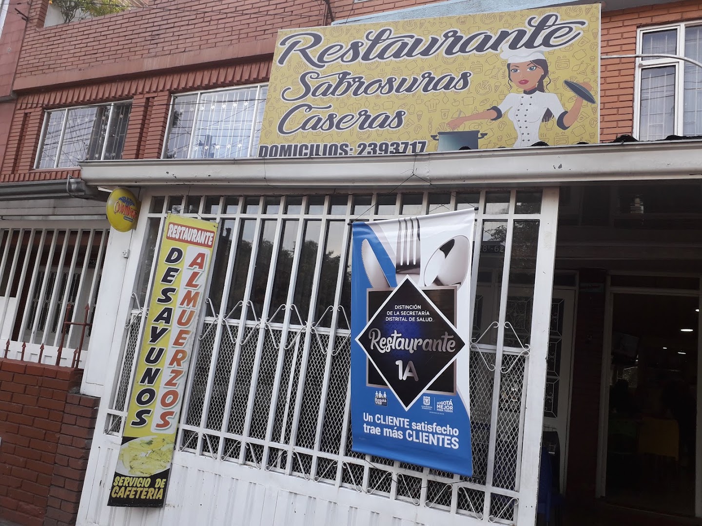 Fachada pintada del Restaurante Sabrosuras Caseras