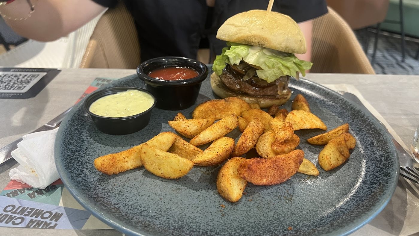 Hamburguesa con papas rústicas — Restaurante San Marzano (San Pío)