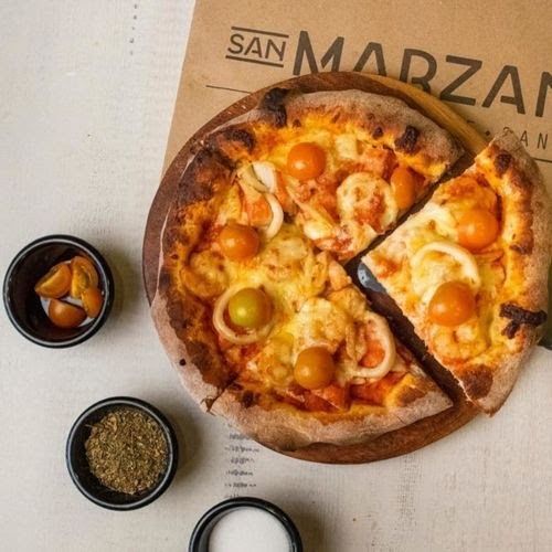 Pizza recién servida — Restaurante San Marzano (San Pío)