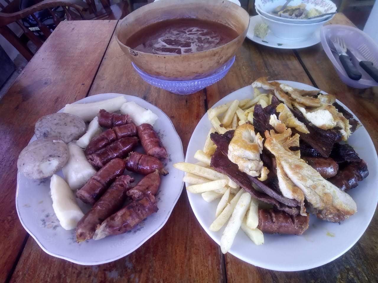 Plato típico con carne, yuca, plátano y sopa